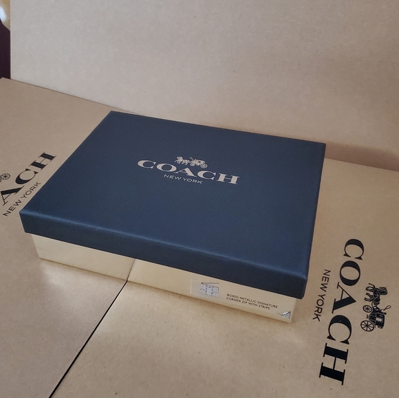 ✅❗️{NEW WITH TAGS}❗️●COACH BOXED WRISTLET ✅ - Picture 11 of 11